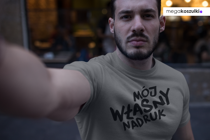 Chłopak z koszulką z własnym nadrukiem - megakoszulki.pl